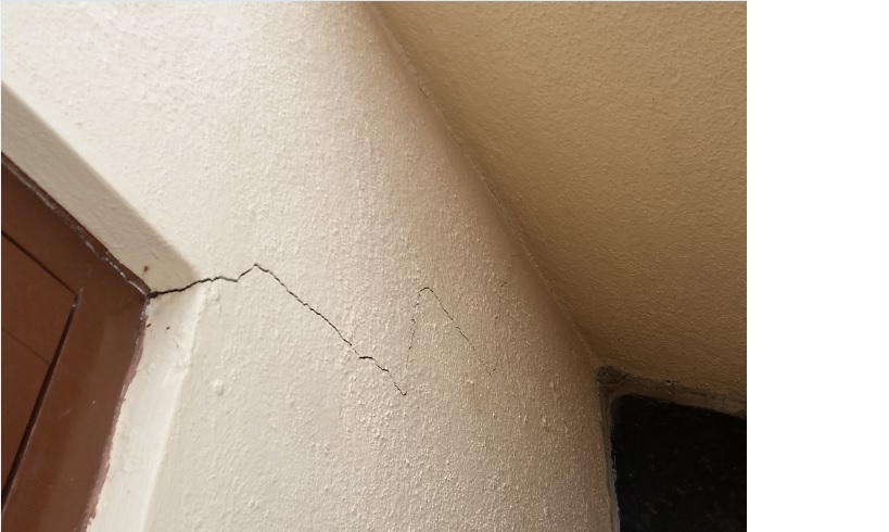 all the major cracks are starting ffrom the window frames and grow towards the foundation