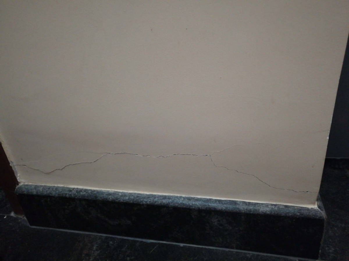 bottom crack in kitchen 1 .jpg